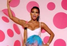 Nicki Minaj révéle la pochette de Pink Friday: Roman Reloaded – The Re-Up