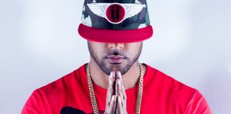 Booba, un fan du rappeur lance un œuf sur des policiers