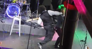 Afroman frappe une fan lors d'un show !