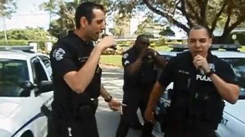 Un policier s'incruste dans un battle de Rap !