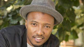 Soprano son interview touchante dans Le Grand 8 sur son enfance !!