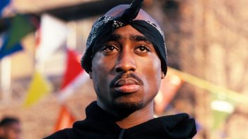 Quelques pistes pour comprendre la mort de TuPac…20 ans que le monde entier se pose la question... Qui a tué Tupac ? La réponse est enfin ici ! Tupac : qui a tué la légende du Rap ?