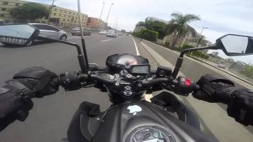 Ils tentent de braquer un motard et le font chuter (Video)