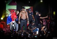 Booba fait monter un fan sur scène pour son anniversaire !