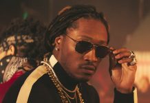 Future met en cloque des strip-teaseuses après un plan à 3
