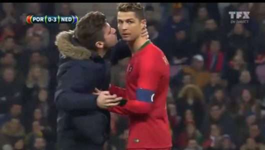 Cristiano Ronaldo : Portugal-Pays-Bas interrompu par ses fans sur la pelouse pour des...