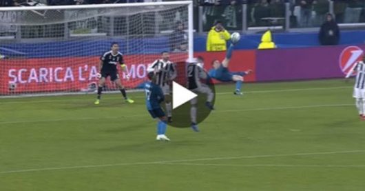 Cristiano Ronaldo sonretourné acrobatique absolument incroyable contre la Juve !