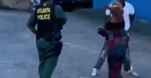 Un homme se bat avec un policier qui a poussé sa mère (Vidéo)