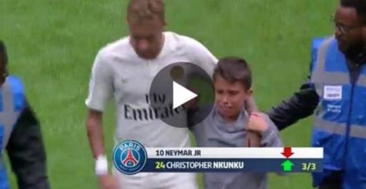 Un enfant fait irruption sur la pelouse, Neymar lui offre son maillot !