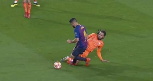 Barça vs OL : sur le penalty imaginaire de Suarez , l'UEFA avoue un bug de la VAR