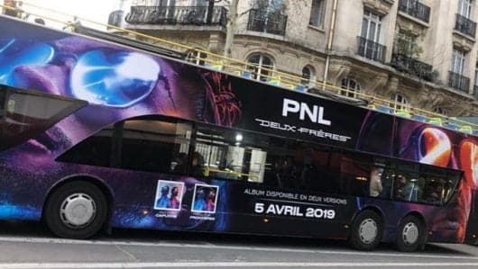 PNL envahit Paris en s'affichant sur les bus la ville (Photos)