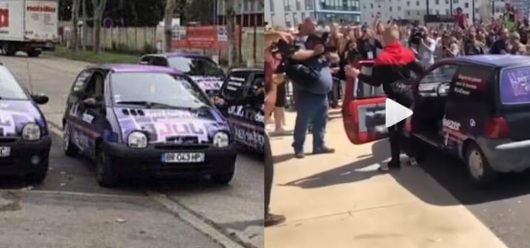 JuL arrive en claquettes chaussettes au volant de sa Twingo devant le Stade Vélodrome