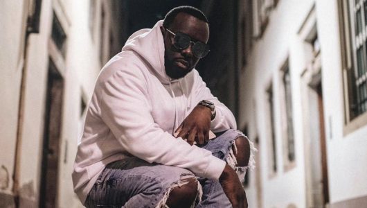 Maitre Gims poste sur Instagram un cliché touchant de sa jeunesse sans ses fameuses lunettes !