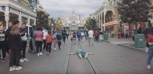 Lorenzo débarque à Disneyland avec Rico pour foutre le bordel [Vidéo]