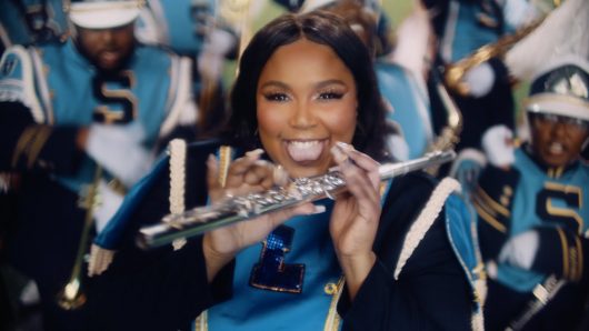La chanteuse Lizzo twerk en plein match NBA devant 18 000 personnes