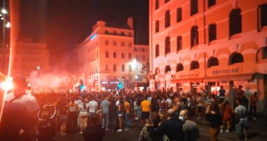 Marseille : les fans de l'OM fêtent la défaite du PSG dans les rues de la ville