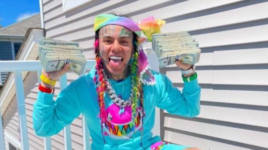 6ix9ine se fait violemment insulter par des membres des Bloods