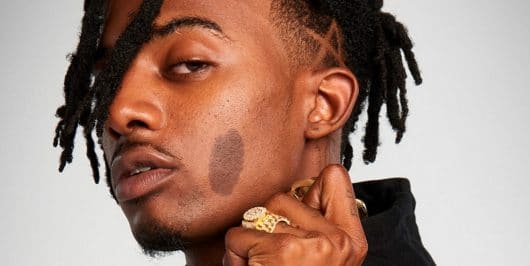 Le rappeur Playboi Carti sort une arme avant de gifler un haters dans la rue