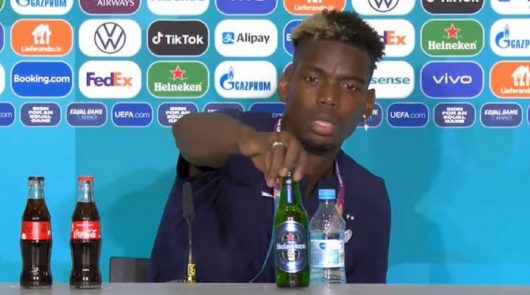 Paul Pogba retire la bouteille de Heineken face à lui en conférence de presse