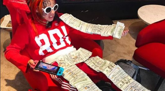 6ix9ine exhibe et compte son million de dollars en un temps record