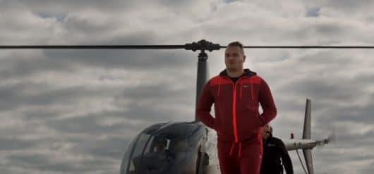 Jul impressionne ses fans avec une arrivée en hélicoptère