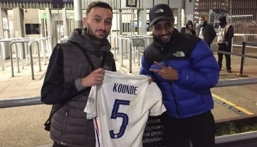 Mehdi YZ récupère le maillot de Koundé volé à un fan après son agression