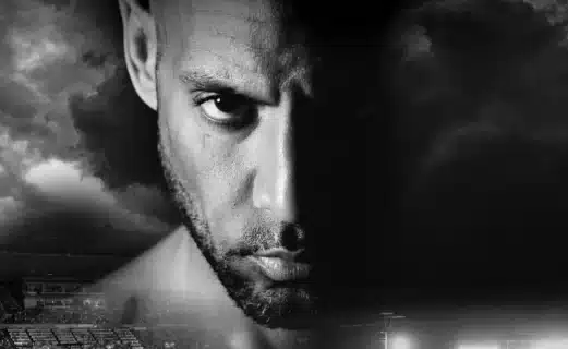Booba : son réflexe génial face à un jet de smartphone sur scène