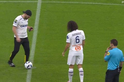 Jul débarque en claquettes-chaussettes pour donner le coup d'envoi d'OM vs Lorient