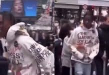 Travis Scott se balade dans la rue au Japon mais personne ne le reconnaît