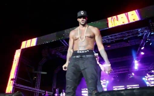 Booba met un gros coup de pression à un fan après un jet de bouteille