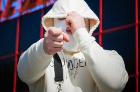 Survolté, Kalash Criminel enchaîne les rimes acérées dans Zénith