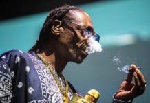 Snoop Dogg a berné tout le monde, il n’arrête pas de fumer