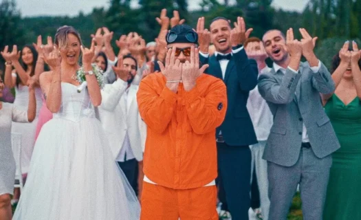 Jul qui débarque dans un mariage pour le clip Je t'aime