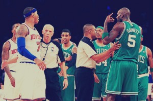 Carmelo Anthony et Kevin Garnett s'embrouillent lors d'un match NBA