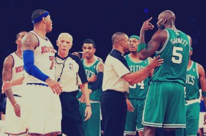Carmelo Anthony et Kevin Garnett s'embrouillent lors d'un match NBA